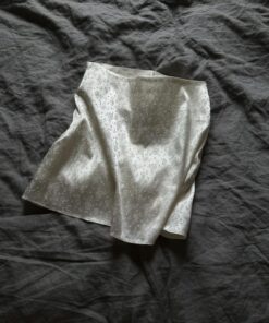 DE牌花花亮面短裙